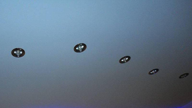 точечные светильники в потолке